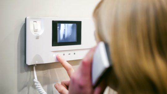 Что лучше выбрать аналоговый и цифровой домофон?